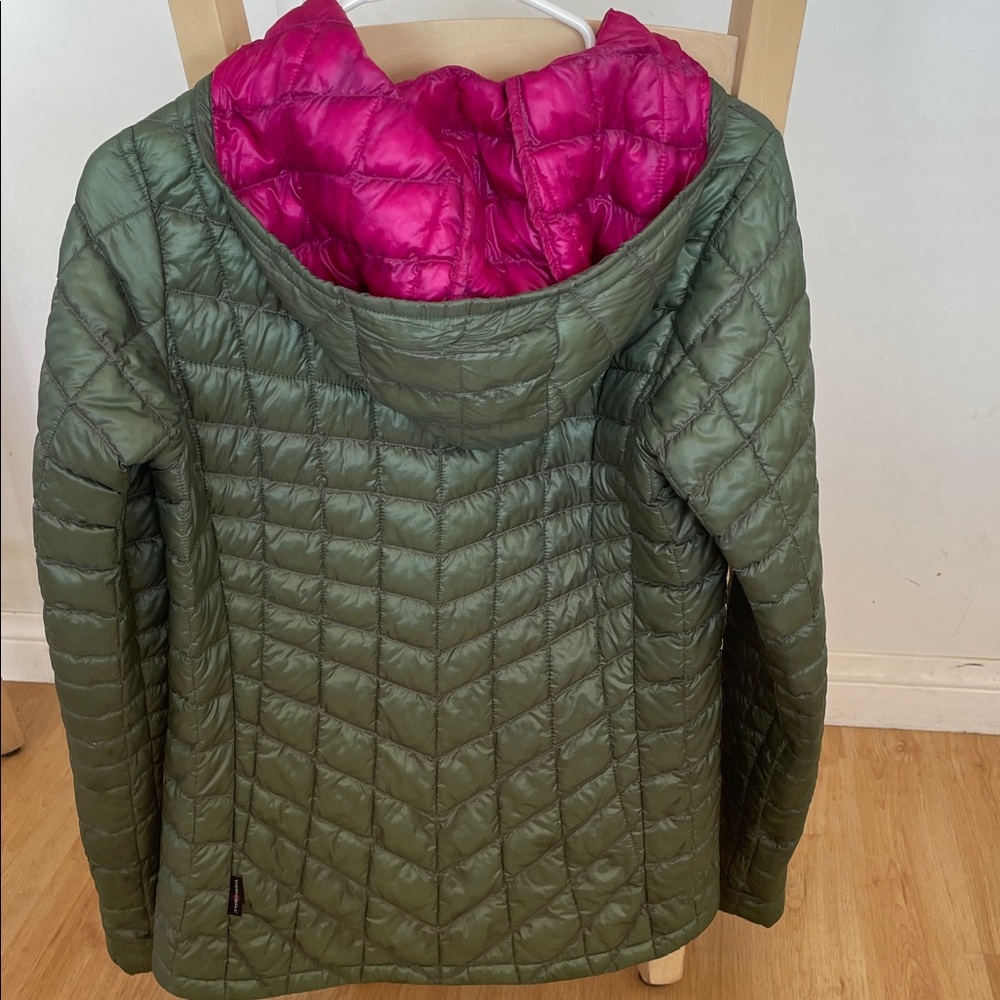 The North Face Women’s Olive and Magenta Puffer Jacket - Picture 3 of 3